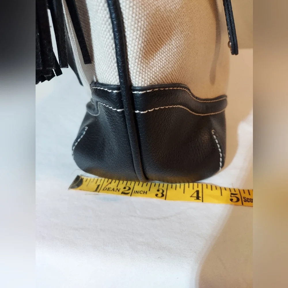Stone Mountain Accessories Black and Cream Canvas Hobo Bag